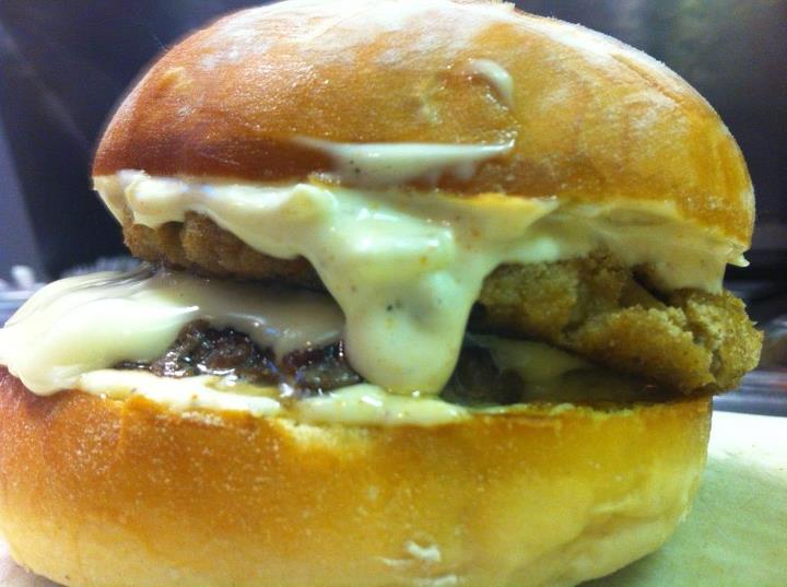 Burger of the Month Aug: “The CRABCAKE BURGER”